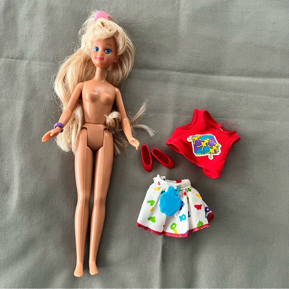 Mattel Barbie Skipper 1987 Doll with Cheerleading Outfit - Picture 3 of 9